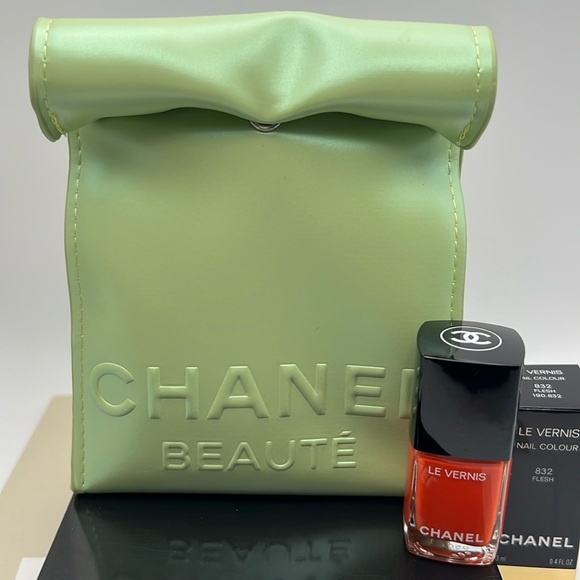 Chanel Makeup Lunch Pouch”The City Break” Iridescent Green Snap Closure & Polish - Picture 1 of 17